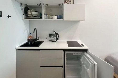 Кухонный уголок в номере 32-1 в Москва-Сити