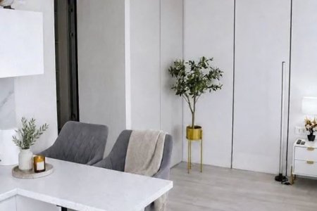 Обеденный стол в студии 30 м² в апартаментах Москва-Сити