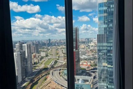 Панорамное окно в студии 22 м² в апартаментах Москва-Сити