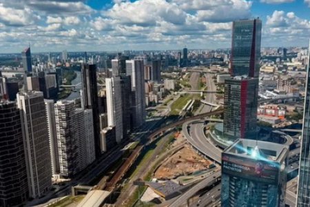 Панорамный вид из окна в студии 22 м² в апартаментах Москва-Сити