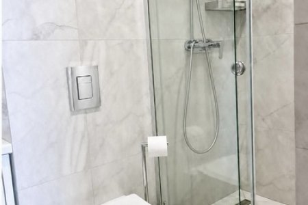 Современный санузел с душем в апартаментах 54-7 — Москва-Сити