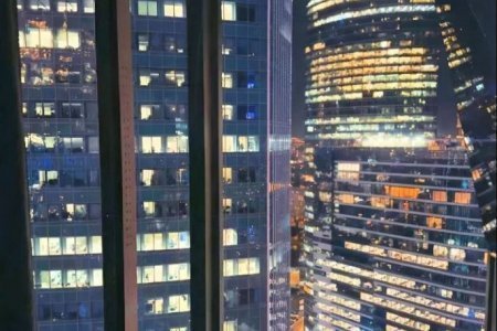 Вид на ночной город в номере 35-2 в Москва-Сити