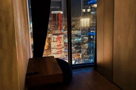 Вид на ночной город в студии 22 м² в апартаментах Москва-Сити