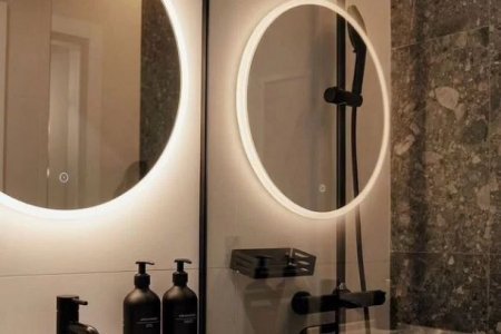 Зеркало в ванной комнате в студии 17,2 м² в апартаментах Москва-Сити