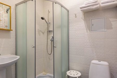 Душ в номере Винтаж в отеле Пушка